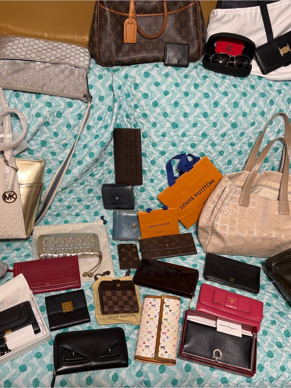 Designer lot! Louis Vuitton, Prada, Chanel, Burberry, Ferragamo, jimmy Choo + - Picture 2 of 13
